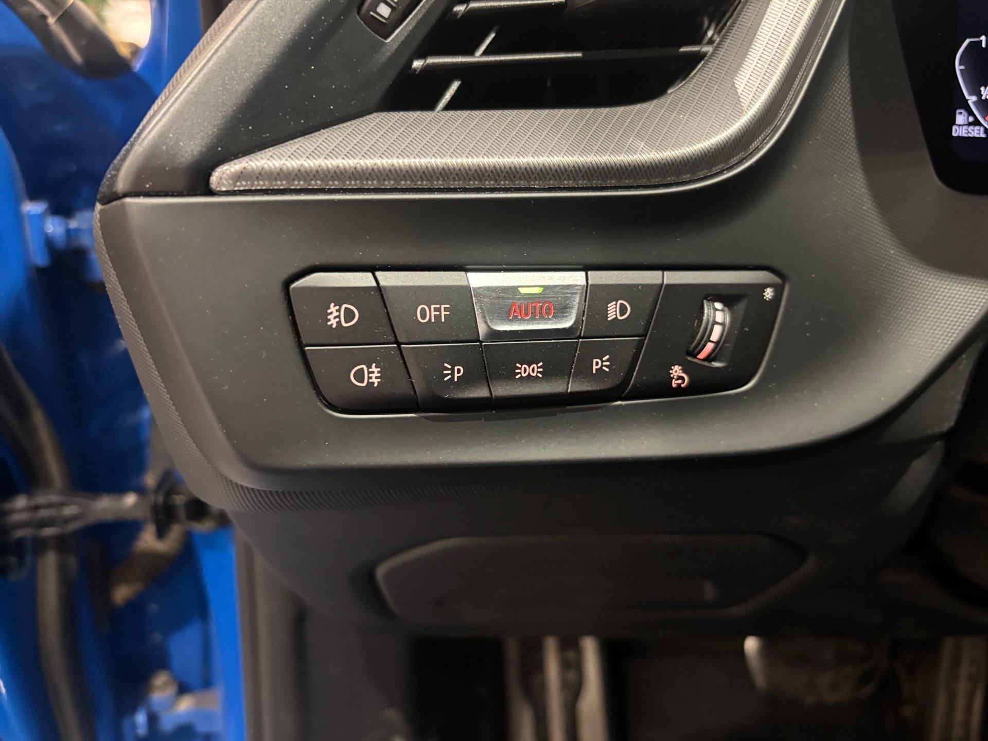 BMW Serie 1 118d color Azul. Año 2021. 110KW(150CV). Diésel. En concesionario Automotor Costa, S.L.U. de Almería