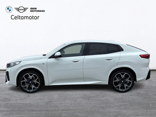BMW X2 sDrive18d color Blanco. Año 2025. 110KW(150CV). Diésel. En concesionario Celtamotor Caldas Reis de Pontevedra