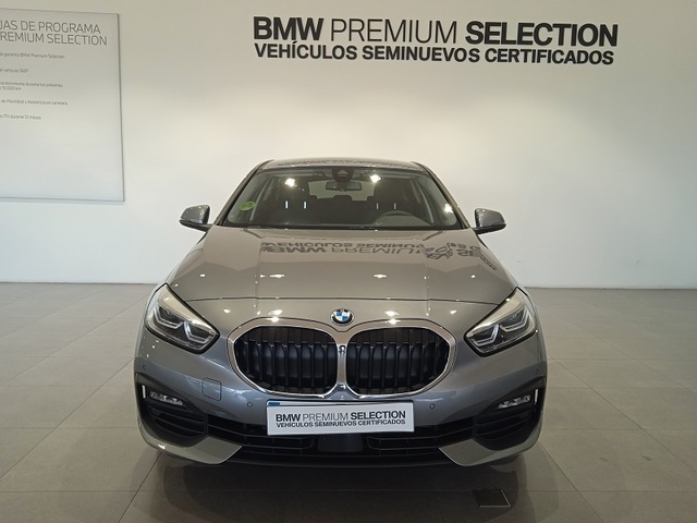 BMW Serie 1 118d color Gris. Año 2024. 110KW(150CV). Diésel. En concesionario ALBAMOCION CIUDAD REAL  de Ciudad Real