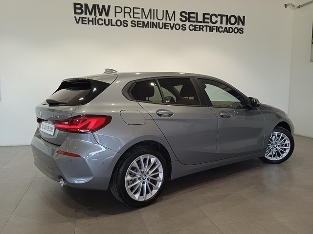 BMW Serie 1 118d color Gris. Año 2024. 110KW(150CV). Diésel. En concesionario ALBAMOCION CIUDAD REAL  de Ciudad Real