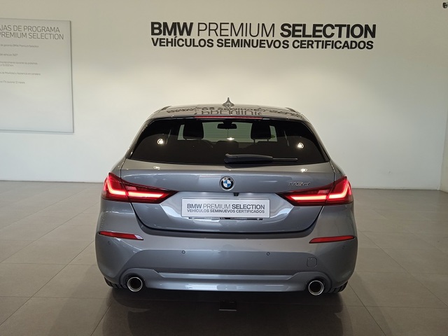 BMW Serie 1 118d color Gris. Año 2024. 110KW(150CV). Diésel. En concesionario ALBAMOCION CIUDAD REAL  de Ciudad Real