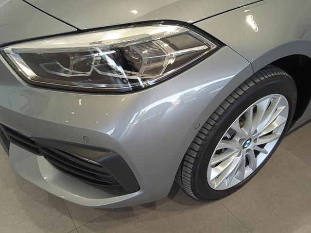 BMW Serie 1 118d color Gris. Año 2024. 110KW(150CV). Diésel. En concesionario ALBAMOCION CIUDAD REAL  de Ciudad Real