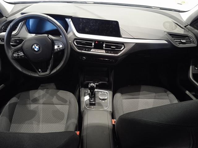 BMW Serie 1 118d color Gris. Año 2024. 110KW(150CV). Diésel. En concesionario ALBAMOCION CIUDAD REAL  de Ciudad Real