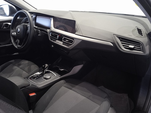 BMW Serie 1 118d color Gris. Año 2024. 110KW(150CV). Diésel. En concesionario ALBAMOCION CIUDAD REAL  de Ciudad Real