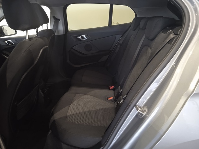 BMW Serie 1 118d color Gris. Año 2024. 110KW(150CV). Diésel. En concesionario ALBAMOCION CIUDAD REAL  de Ciudad Real