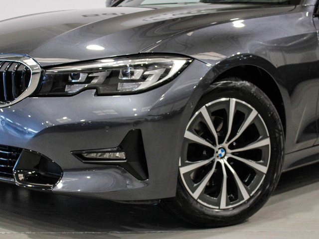 BMW Serie 3 320d color Gris. Año 2022. 140KW(190CV). Diésel. En concesionario Barcelona Premium -- GRAN VIA de Barcelona