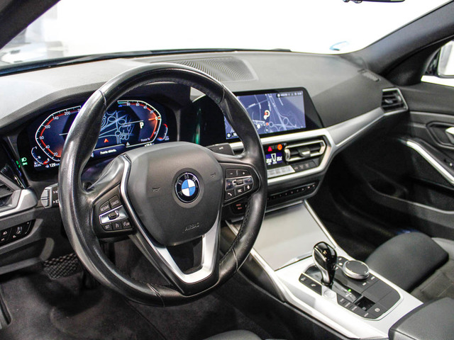 BMW Serie 3 320d color Gris. Año 2022. 140KW(190CV). Diésel. En concesionario Barcelona Premium -- GRAN VIA de Barcelona