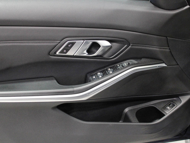 BMW Serie 3 320d color Gris. Año 2022. 140KW(190CV). Diésel. En concesionario Barcelona Premium -- GRAN VIA de Barcelona