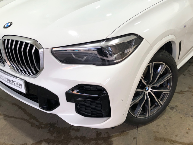 BMW X5 xDrive40i color Blanco. Año 2022. 250KW(340CV). Gasolina. En concesionario Movilnorte El Plantio de Madrid