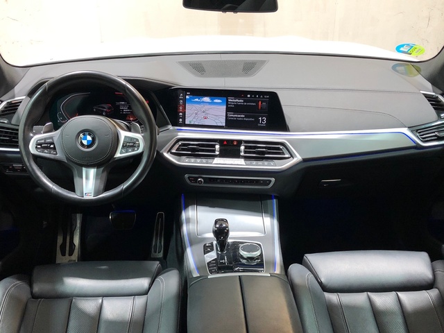 BMW X5 xDrive40i color Blanco. Año 2022. 250KW(340CV). Gasolina. En concesionario Movilnorte El Plantio de Madrid