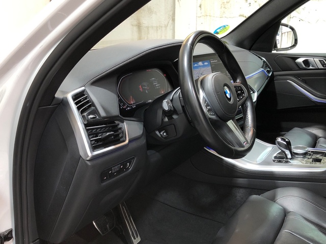 BMW X5 xDrive40i color Blanco. Año 2022. 250KW(340CV). Gasolina. En concesionario Movilnorte El Plantio de Madrid