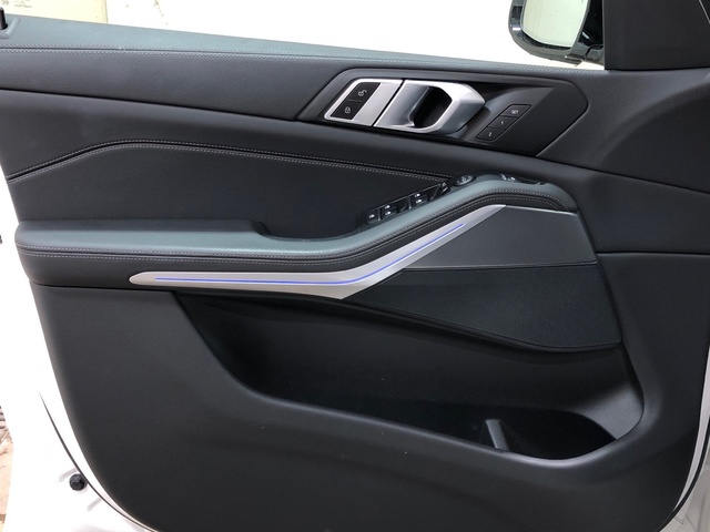 BMW X5 xDrive40i color Blanco. Año 2022. 250KW(340CV). Gasolina. En concesionario Movilnorte El Plantio de Madrid