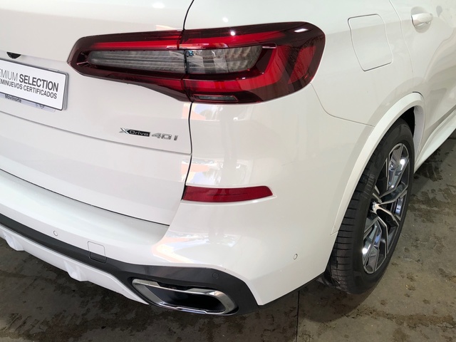 BMW X5 xDrive40i color Blanco. Año 2022. 250KW(340CV). Gasolina. En concesionario Movilnorte El Plantio de Madrid
