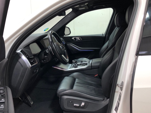 BMW X5 xDrive40i color Blanco. Año 2022. 250KW(340CV). Gasolina. En concesionario Movilnorte El Plantio de Madrid