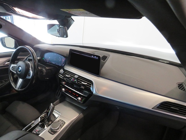 BMW Serie 5 530d color Negro. Año 2021. 210KW(286CV). Diésel. En concesionario Lugauto S.A. de Lugo