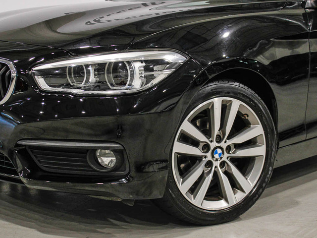 BMW Serie 1 118i color Negro. Año 2019. 100KW(136CV). Gasolina. En concesionario Barcelona Premium -- GRAN VIA de Barcelona