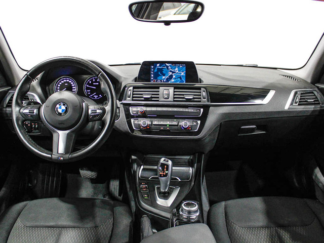 BMW Serie 1 118i color Negro. Año 2019. 100KW(136CV). Gasolina. En concesionario Barcelona Premium -- GRAN VIA de Barcelona