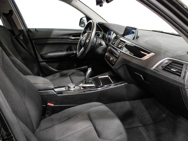 BMW Serie 1 118i color Negro. Año 2019. 100KW(136CV). Gasolina. En concesionario Barcelona Premium -- GRAN VIA de Barcelona
