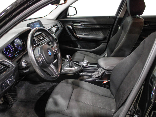 BMW Serie 1 118i color Negro. Año 2019. 100KW(136CV). Gasolina. En concesionario Barcelona Premium -- GRAN VIA de Barcelona