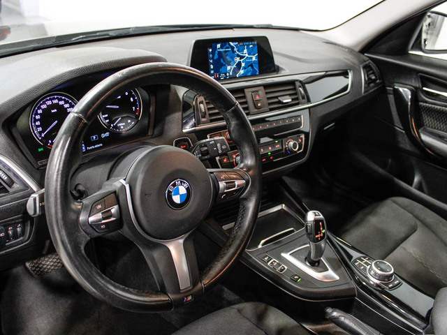 BMW Serie 1 118i color Negro. Año 2019. 100KW(136CV). Gasolina. En concesionario Barcelona Premium -- GRAN VIA de Barcelona