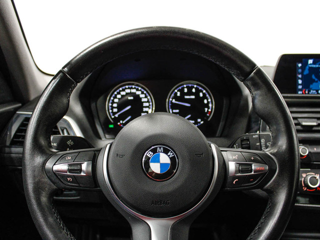 BMW Serie 1 118i color Negro. Año 2019. 100KW(136CV). Gasolina. En concesionario Barcelona Premium -- GRAN VIA de Barcelona