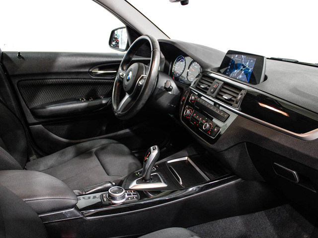 BMW Serie 1 118i color Negro. Año 2019. 100KW(136CV). Gasolina. En concesionario Barcelona Premium -- GRAN VIA de Barcelona