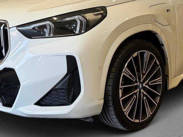 BMW X1 xDrive25e color Blanco. Año 2023. 180KW(245CV). Híbrido Electro/Gasolina. En concesionario Automotor Premium Velázquez - Málaga de Málaga
