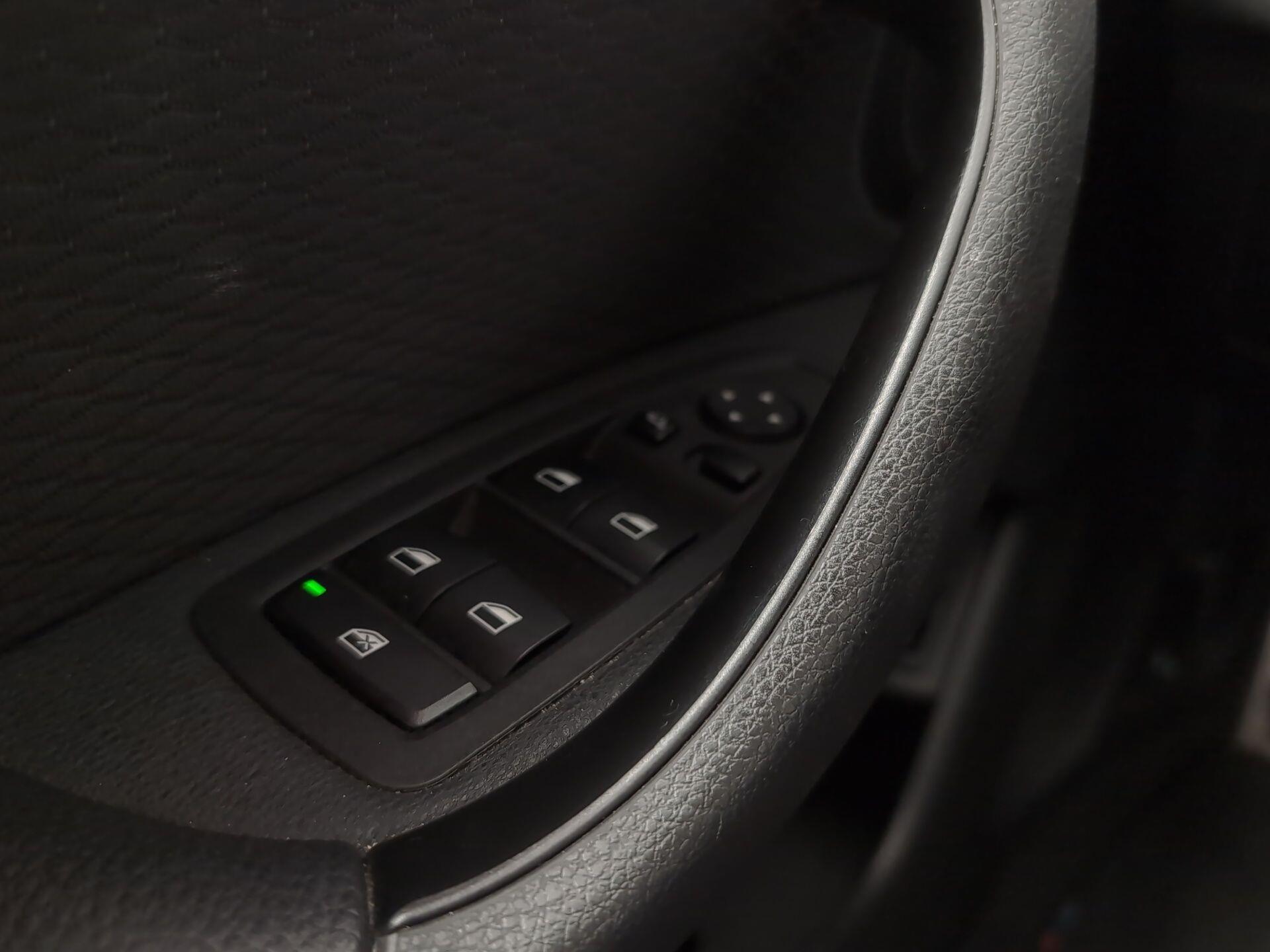 BMW X2 sDrive18d color Negro. Año 2022. 110KW(150CV). Diésel. En concesionario Automotor Premium Marbella - Málaga de Málaga