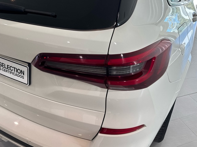 BMW X5 xDrive30d color Blanco. Año 2021. 210KW(286CV). Diésel. En concesionario Motor Gorbea de Álava