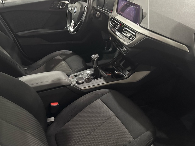 BMW Serie 1 116d color Blanco. Año 2021. 85KW(116CV). Diésel. En concesionario Motor Gorbea de Álava