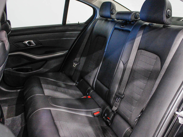 BMW Serie 3 320d color Negro. Año 2024. 140KW(190CV). Diésel. En concesionario Barcelona Premium -- GRAN VIA de Barcelona