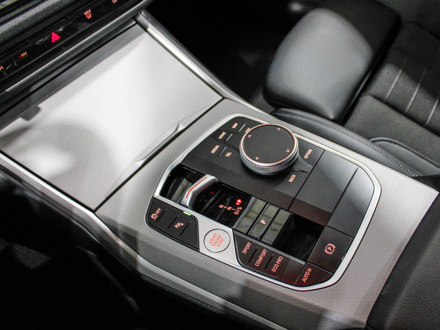 BMW Serie 3 320d color Negro. Año 2024. 140KW(190CV). Diésel. En concesionario Barcelona Premium -- GRAN VIA de Barcelona