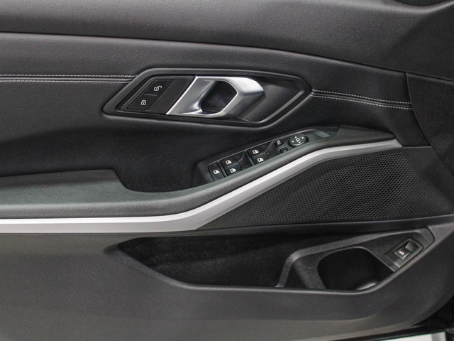 BMW Serie 3 320d color Negro. Año 2024. 140KW(190CV). Diésel. En concesionario Barcelona Premium -- GRAN VIA de Barcelona