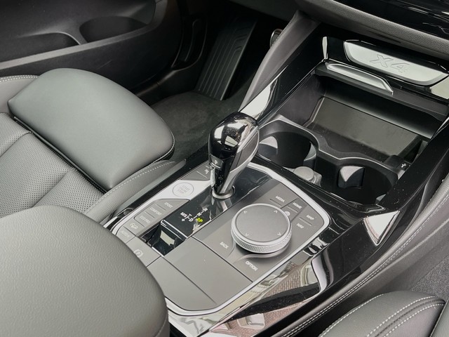 BMW X4 xDrive20d color Blanco. Año 2025. 140KW(190CV). Diésel. En concesionario Celtamotor Vigo de Pontevedra