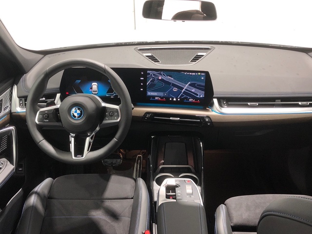 BMW iX1 xDrive30 color Blanco. Año 2025. 230KW(313CV). Eléctrico. En concesionario Auto Premier, S.A. - MADRID de Madrid