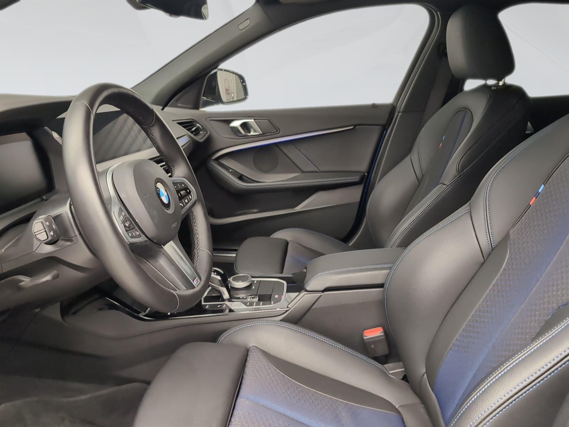 BMW Serie 1 118d color Azul. Año 2024. 110KW(150CV). Diésel. En concesionario Automotor Costa, S.L.U. de Almería