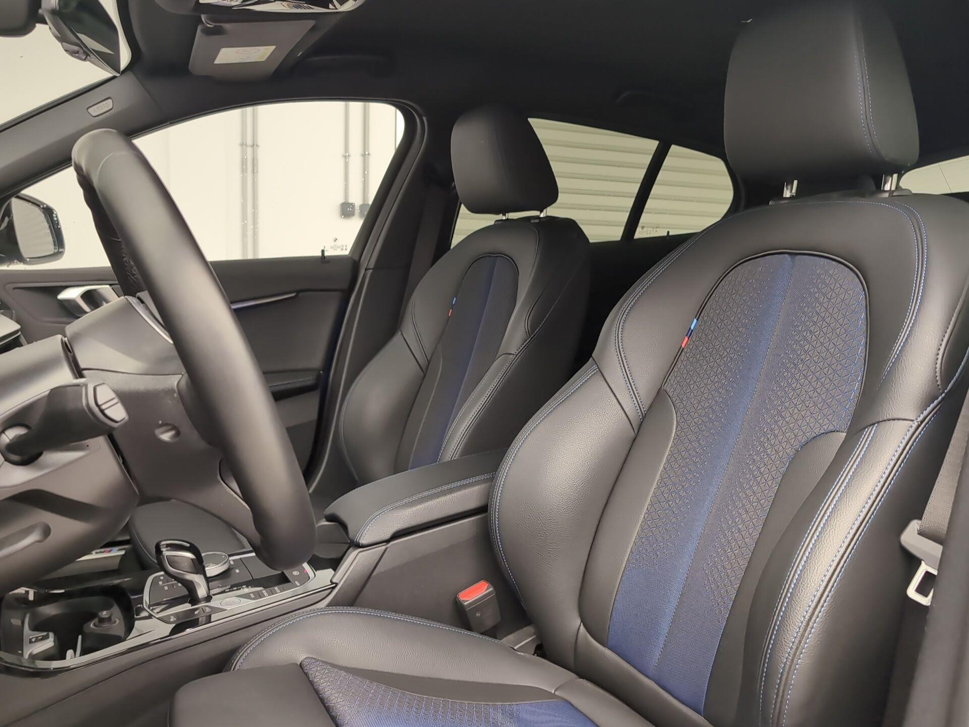 BMW Serie 1 118d color Azul. Año 2024. 110KW(150CV). Diésel. En concesionario Automotor Costa, S.L.U. de Almería