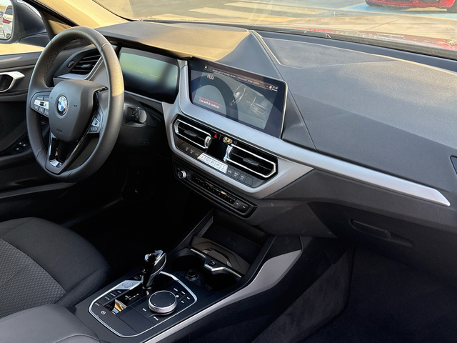 BMW Serie 1 118d color Gris. Año 2024. 110KW(150CV). Diésel. En concesionario BYmyCAR Madrid - Algete de Madrid