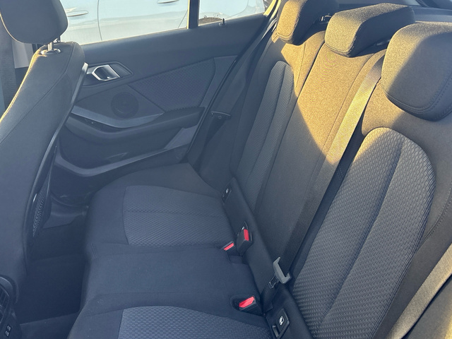 BMW Serie 1 118d color Gris. Año 2024. 110KW(150CV). Diésel. En concesionario BYmyCAR Madrid - Algete de Madrid