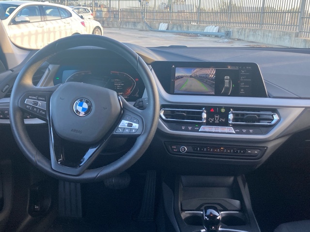 BMW Serie 1 118d color Gris. Año 2024. 110KW(150CV). Diésel. En concesionario BYmyCAR Madrid - Algete de Madrid