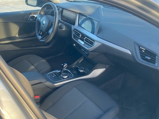 BMW Serie 1 118d color Gris. Año 2024. 110KW(150CV). Diésel. En concesionario BYmyCAR Madrid - Algete de Madrid