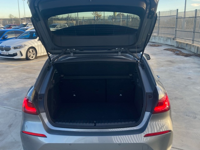 BMW Serie 1 118d color Gris. Año 2024. 110KW(150CV). Diésel. En concesionario BYmyCAR Madrid - Algete de Madrid