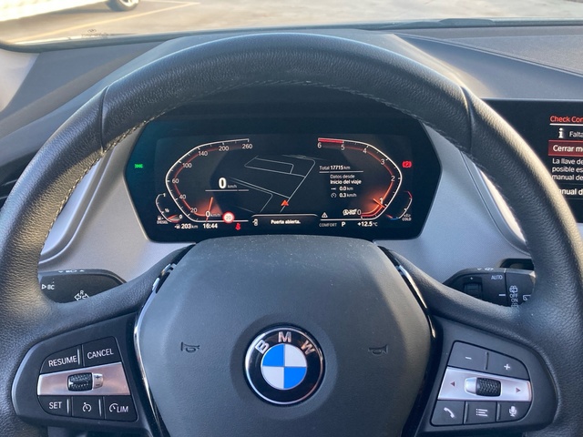 BMW Serie 1 118d color Gris. Año 2024. 110KW(150CV). Diésel. En concesionario BYmyCAR Madrid - Algete de Madrid