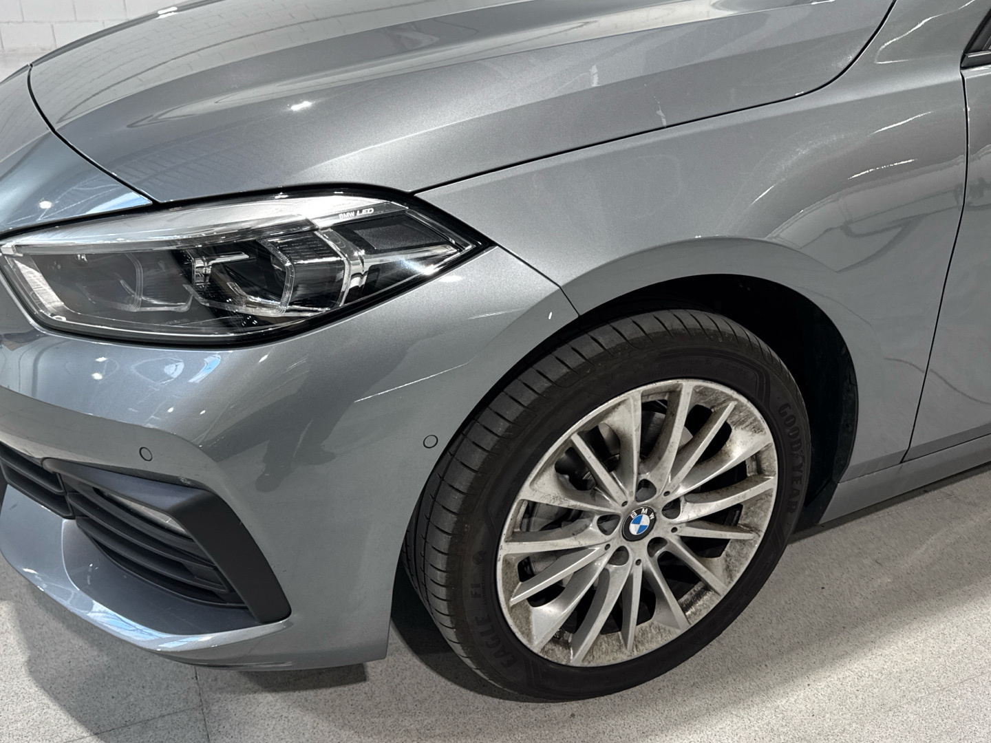 BMW Serie 1 118d color Gris. Año 2024. 110KW(150CV). Diésel. En concesionario BYmyCAR Madrid - Algete de Madrid