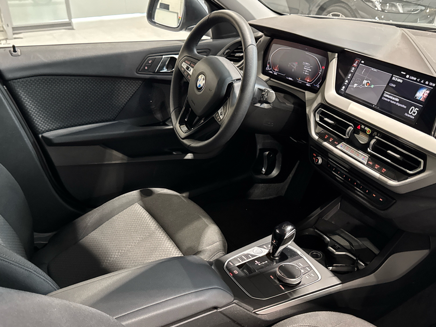 BMW Serie 1 118d color Gris. Año 2024. 110KW(150CV). Diésel. En concesionario BYmyCAR Madrid - Algete de Madrid