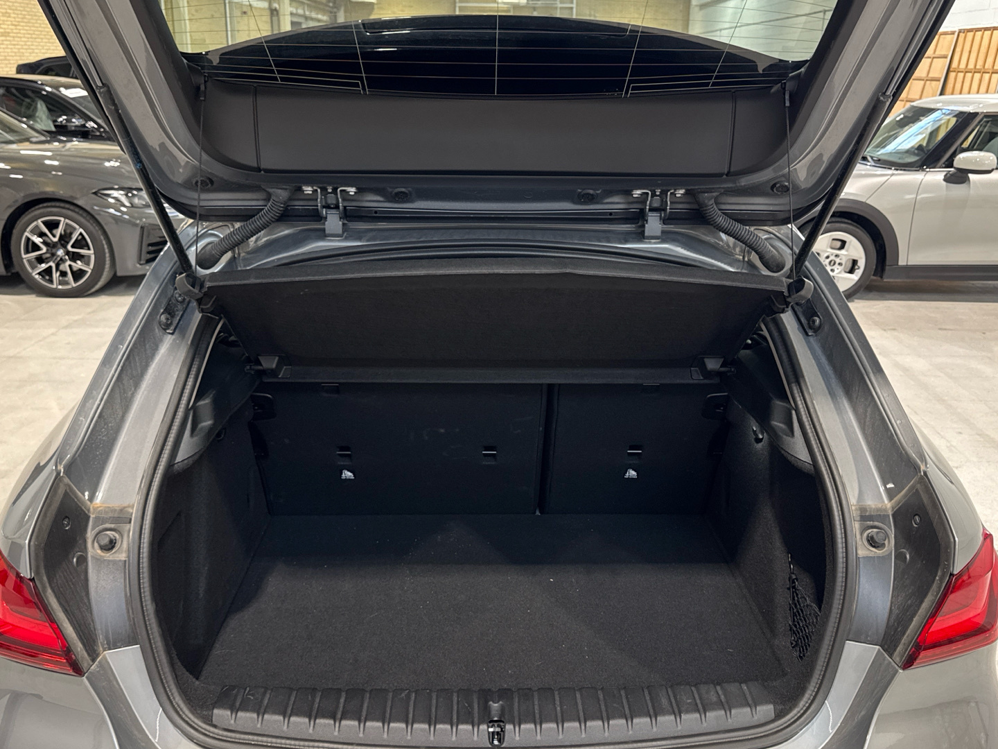 BMW Serie 1 118d color Gris. Año 2024. 110KW(150CV). Diésel. En concesionario BYmyCAR Madrid - Algete de Madrid