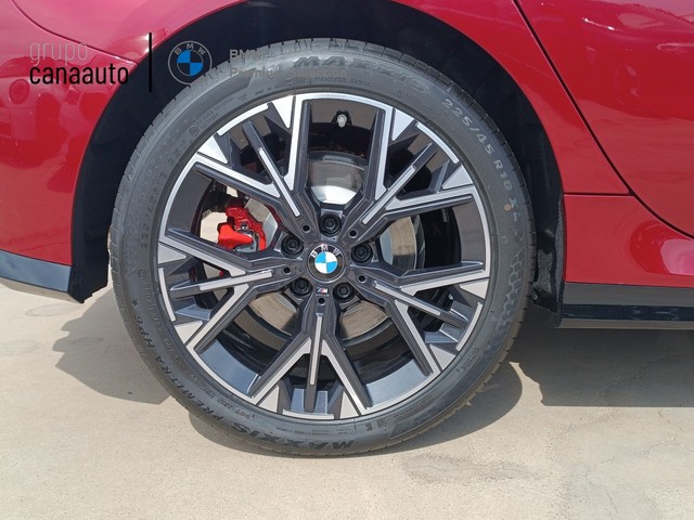 BMW Serie 1 116i color Rojo. Año 2025. 90KW(122CV). Gasolina. En concesionario AVERIA de Sta. C. Tenerife