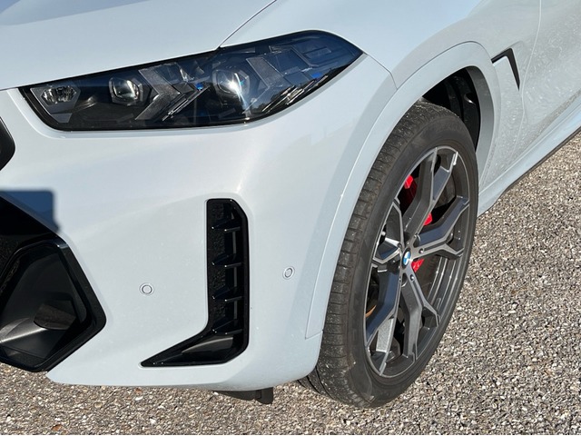 BMW X6 xDrive30d color Gris. Año 2025. 210KW(286CV). Diésel. En concesionario Celtamotor Vigo de Pontevedra