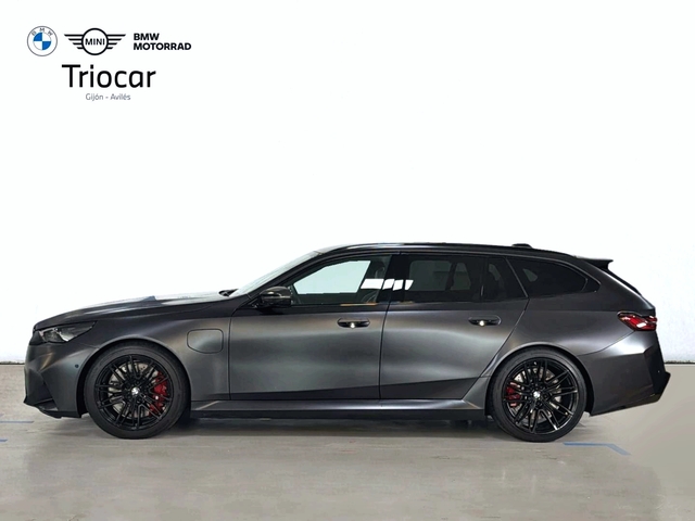 BMW M M5 Touring color Gris. Año 2025. 535KW(727CV). Híbrido Electro/Gasolina. En concesionario Triocar Gijón (Bmw y Mini) de Asturias