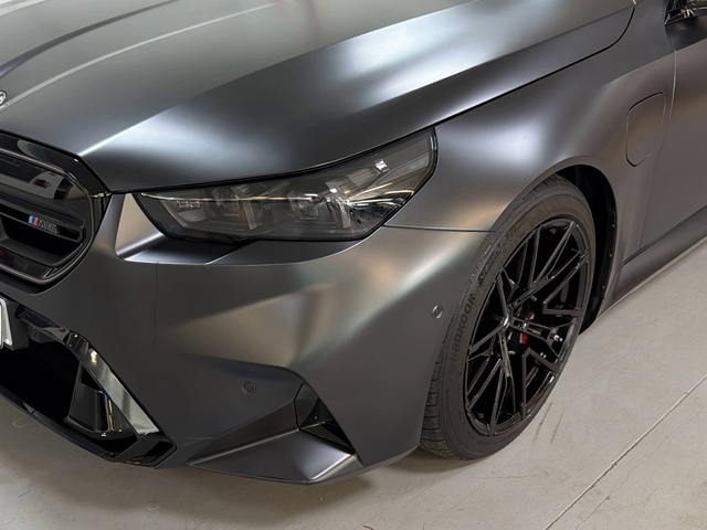 BMW M M5 Touring color Gris. Año 2025. 535KW(727CV). Híbrido Electro/Gasolina. En concesionario Triocar Gijón (Bmw y Mini) de Asturias